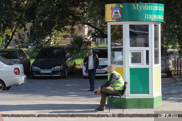 В прошлом году близкая к Андрею Барышеву фирма пыталась открыть платную парковку, но инициатива провалилась