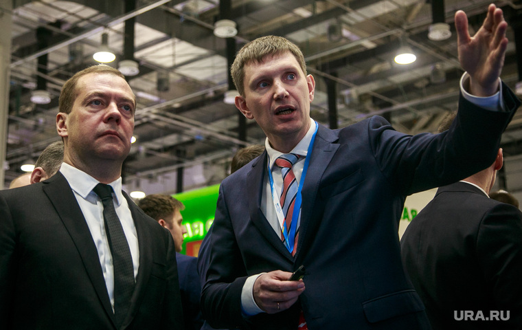 Благодаря Дмитрию Медведеву (слева) главе региона уже есть чем похвастаться перед депутатами