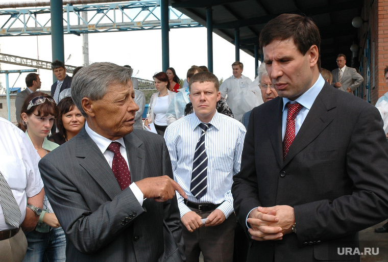 Рыжий вмешался в спор людей экс-губернаторов Сумина (слева) и Юревича (справа)