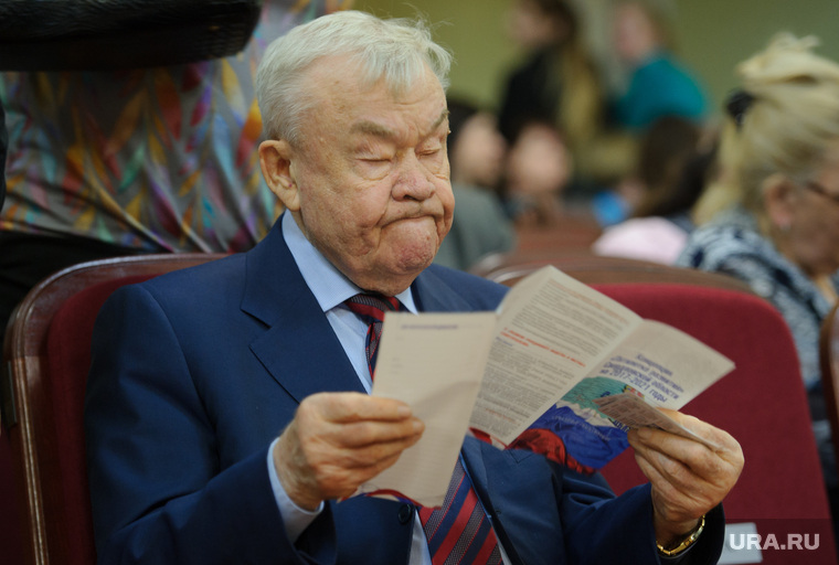 Анатолий Сысоев знает предвыборные обещания кандидатов всей новейшей истории Свердловской области. Интересно, какие самые оригинальные