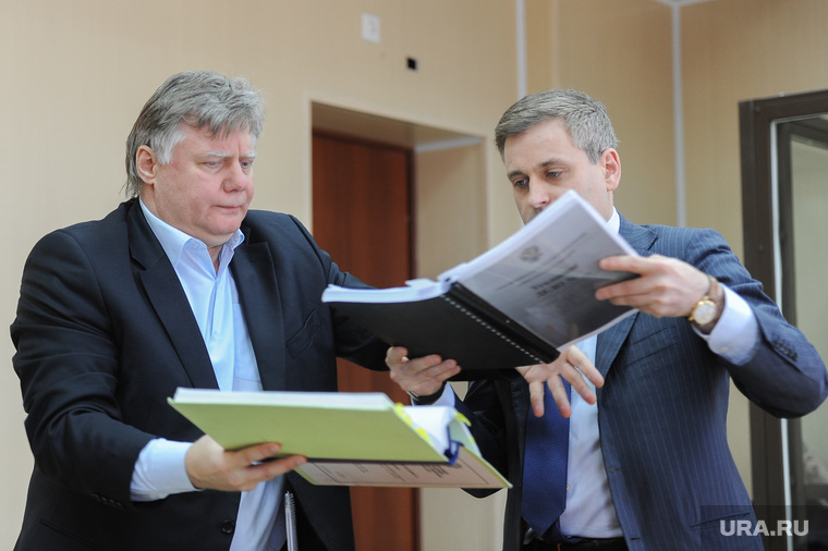 Цыбко (справа) и его адвокат Константин Коваленко основательно подготовились к процессу