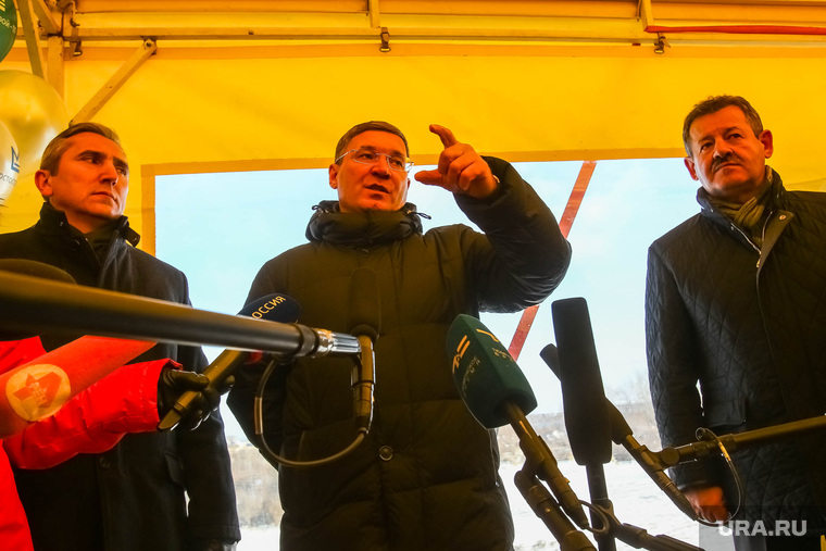 Владимир Якушев (в центре) неоднократно заявлял о важности строительства новых транспортных развязок для развития инфраструктуры Тюмени