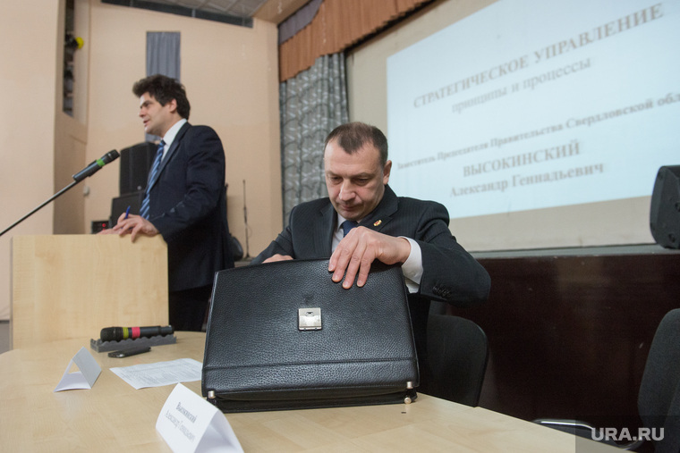 У Владимира Герасименко (справа) практически не осталось шансов сохранить должность