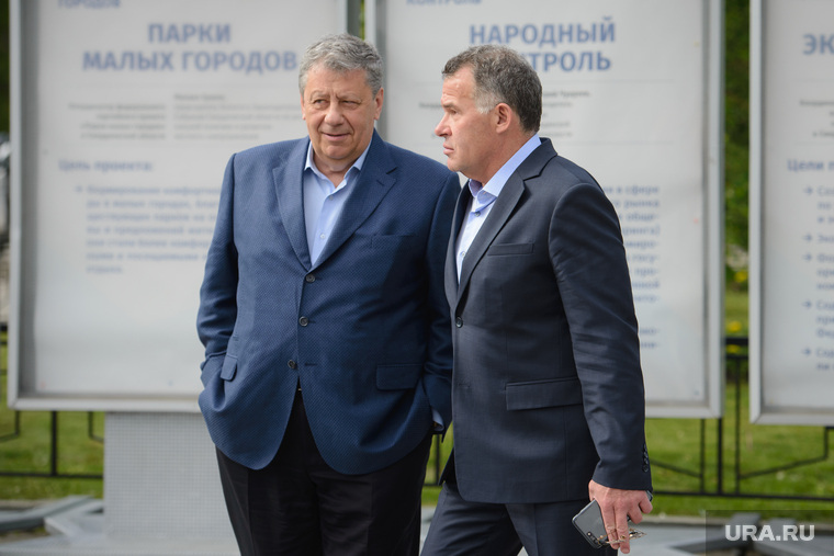 Глава администрации губернатора Владимир Тунгусов (справа) сегодня был почти невидим и общался в основном с сенатором Аркадием Чернецким (слева)