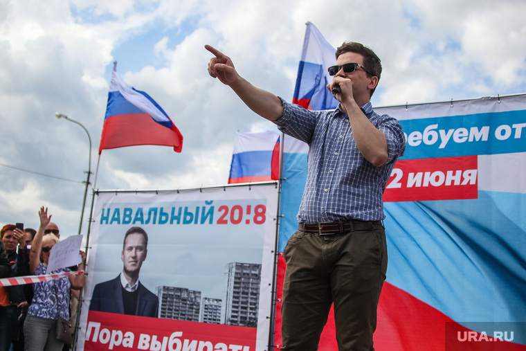Максим Карпиков на митинге сторонников Навального потребовал уменьшить депутатские зарплаты вдесятеро