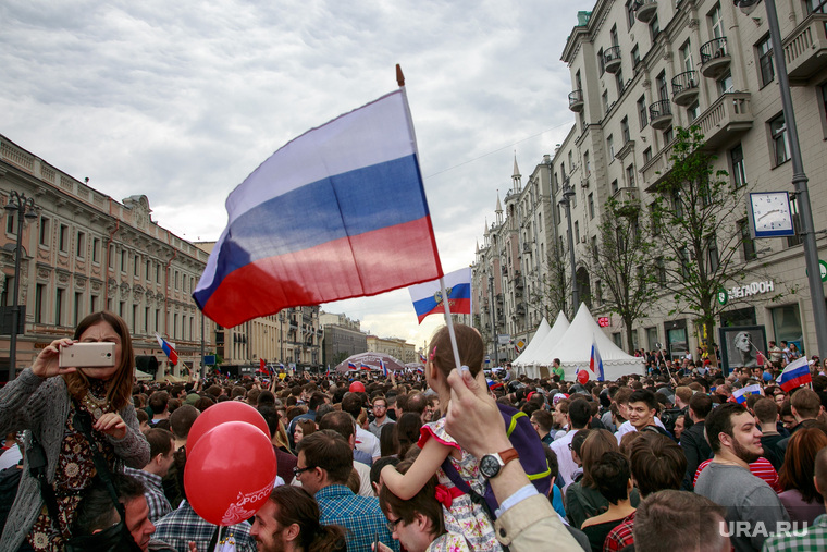 Толпа митингующих заняла улицу Тверскую, заблокировав проход на фестиваль со стороны метро