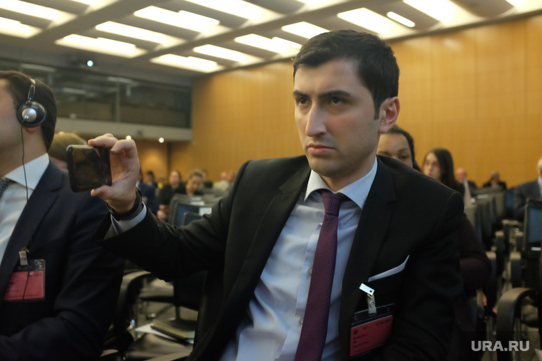 Делегат Азербайджана вел запись всего происходящего. Или сразу в youtube стримил