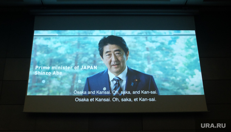 Лоббизм в действии: на экране премьер-министр Японии