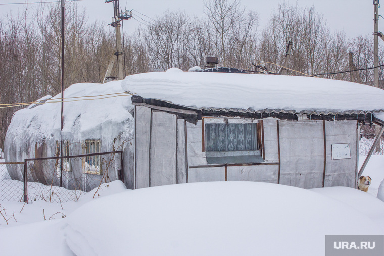 В таких времянках жители автономии умудряются переживать зимы с сорокоградусными морозами