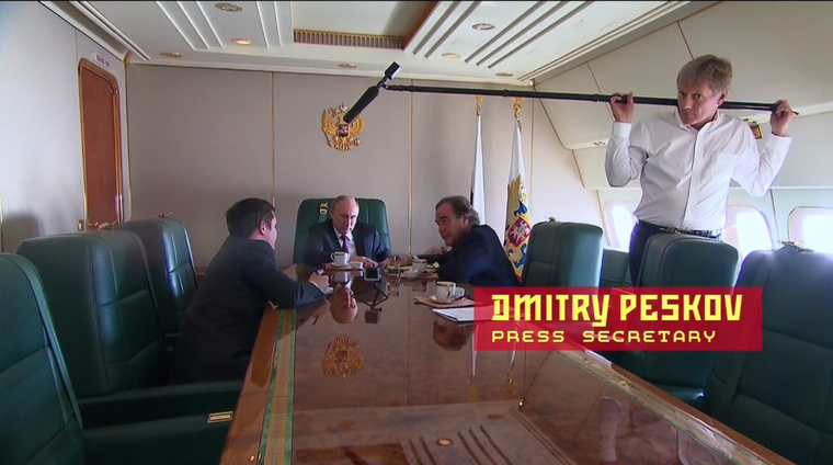 Стоун показал технические сцены съемок: пресс-секретарь президента Дмитрий Песков держит микрофон-«удочку». И это тоже стало новостью