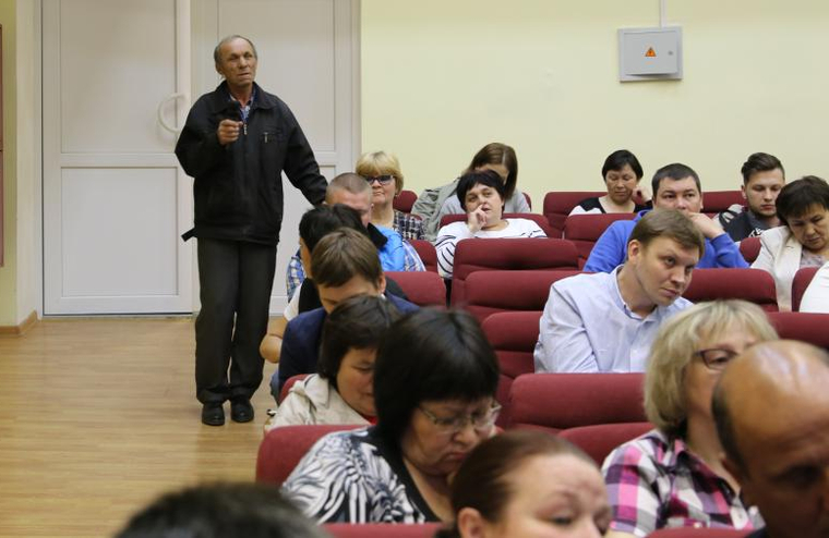 Комарова дала жителям поселка задать вопрос напрямую ей — главному госслужащему округа