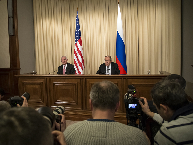 Апрельский визит главы Госдепа США Рекса Тиллерсона (слева) был едва ли не главной новостью месяца и для России, и для США