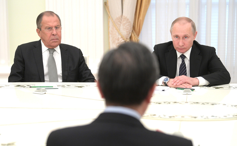 Считается, что провокации могут быть созданы специально для давления на Россию перед первой официальной встречей Владимира Путина и Дональда Трампа