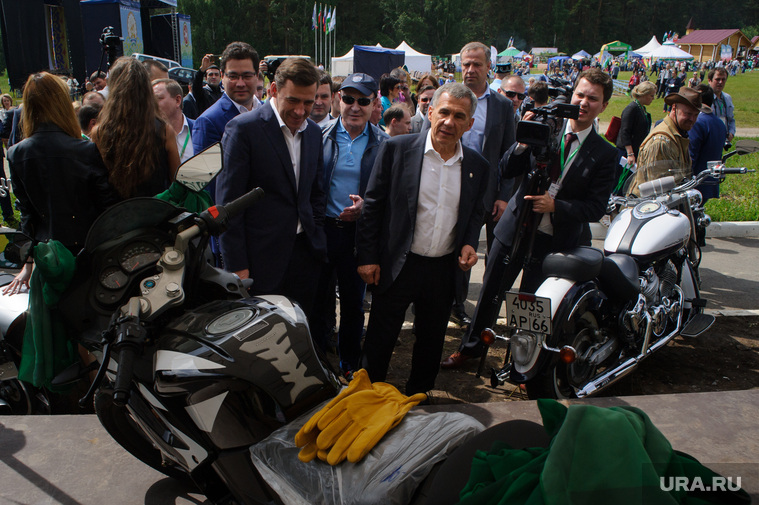 Губернаторы и президенты на секунду становятся «мальчишками», когда видят мотоцикл.