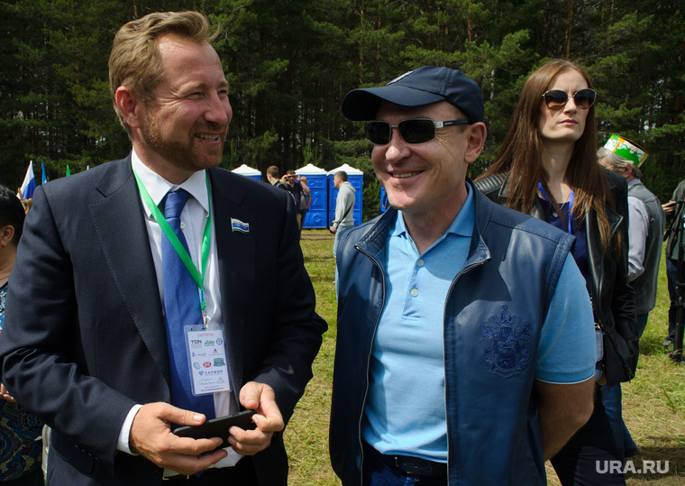 Вячеслав Брозовский (слева) и Валерий Савельев (справа) прошли за губернатором по полю несколько километров.