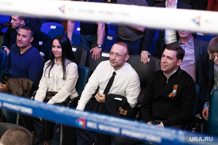 Игорь Алтушкин (в белой сорочке) очень болеет за популяризацию бокса, но с декабря турниры, организуемые его компанией, проходят с регулярными накладками