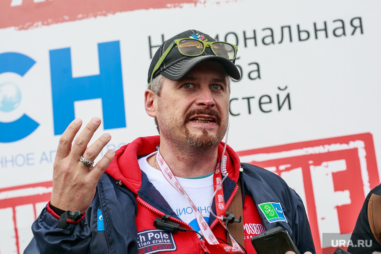 Фишка этого года — выборы президента фестиваля, объясняет Сергей Горбачев: предложили ЦИК поучаствовать, оказалось, в комиссии знают и артистов, и музыку формата «Нашего радио» слушают