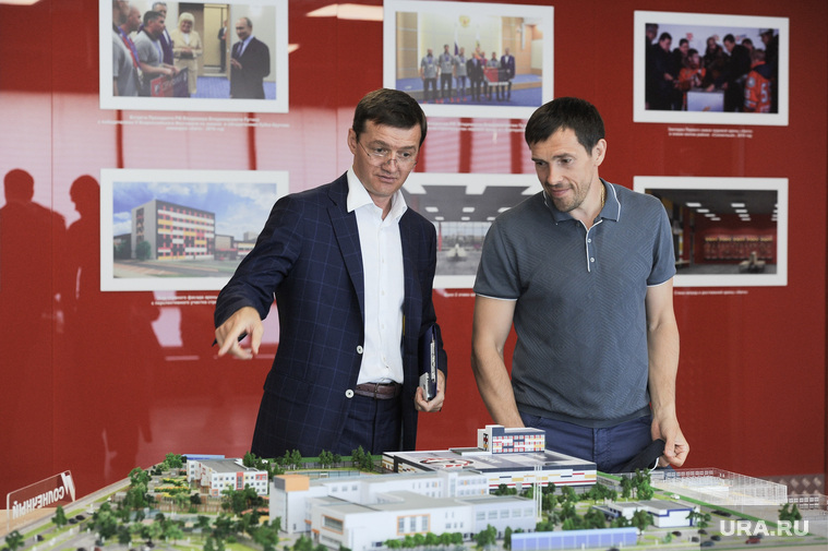 Осталось не понятно, как сам Павел Дацюк (справа) относится к строительным планам свердловских бизнесменов. На вопрос президента он ответил достаточно уклончиво