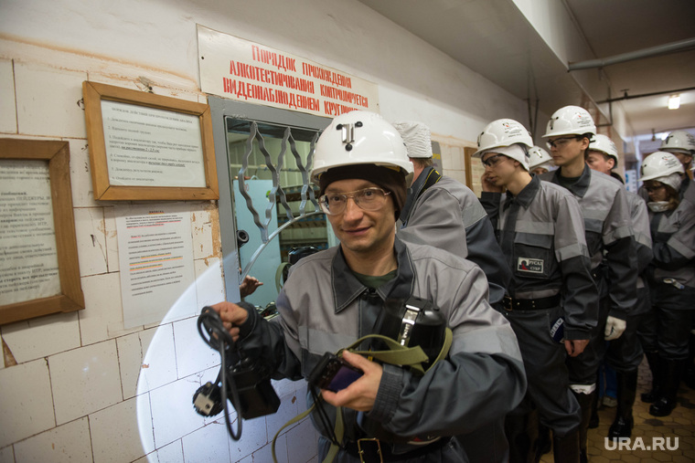 РУСАЛ регулярно допускает журналистов на свои шахты, демонстрируя работу над безопасностью производства. На фото — журналист URA.RU Андрей Гусельников