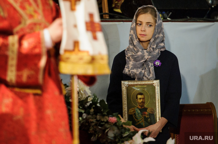 Наталья Поклонская слушает Божественную литургию