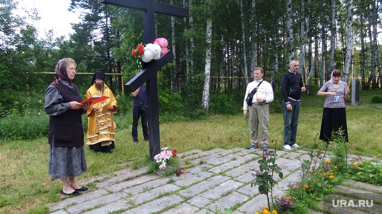 Молебен в Поросенковом Логе прошел в очень камерной обстановке. Отслужил его священник РПЦЗ отец Евгений