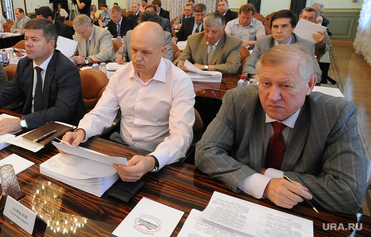 Сергей Давыдов (в центре) исчез из публичной повестки, уступив кресло мэра Евгению Тефтелеву (справа)