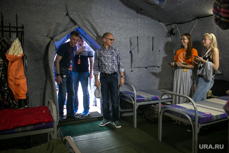 Первый замруководителя кремлевской администрации Сергей Кириенко осматривает лагерь