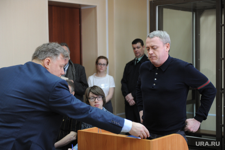 Главный свидетель по делу Цыбко — осужденный за воровство денег из бюджета бывший сити-менеджер Озерска Евгений Тарасов (справа)