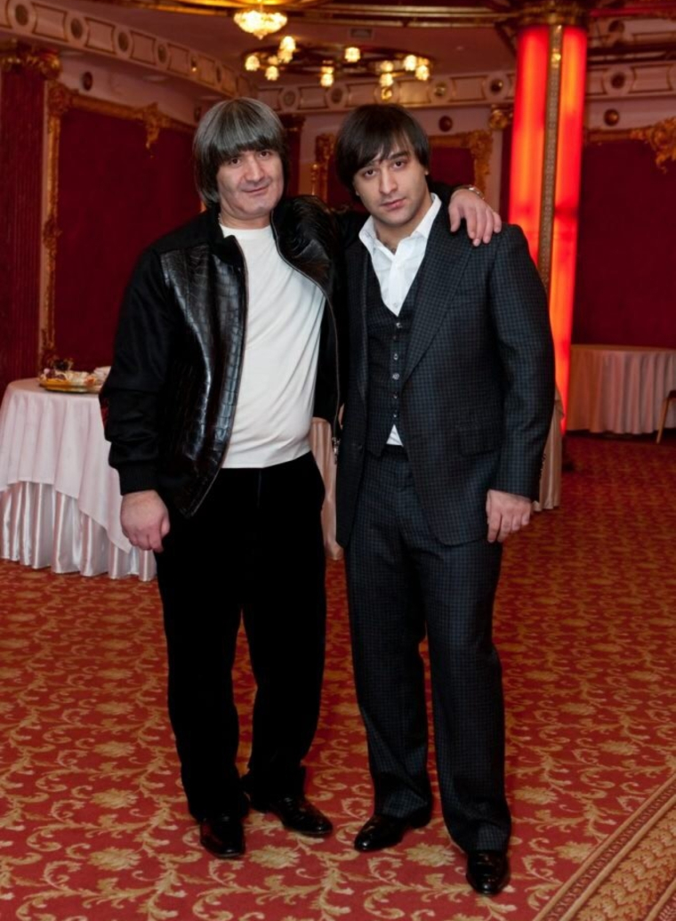 Эдуард и Сергей Асатряны на дне рождения последнего в ресторане «Наполеон» 4 декабря 2012 года