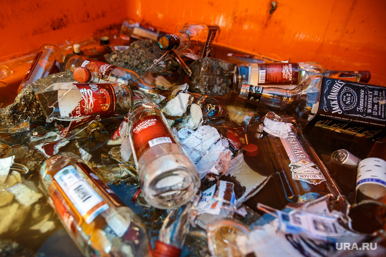 Следователь Алексей Юсупов отчитался: весь 1 млн бутылок контрафакта уничтожен