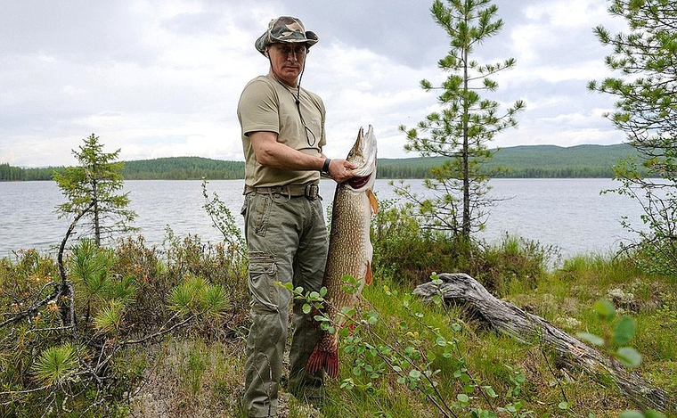 Рыбалка — одно из регулярных летних увлечений президента, которое активно обсуждается россиянами