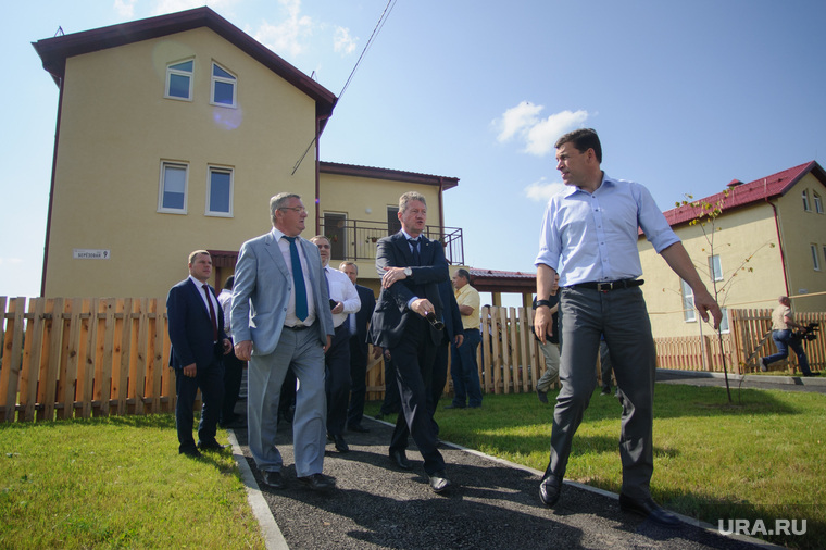 Губернатора впечатлили дома, которые Андрей Козицын строит для своих рабочих. И он подумывает строить такие же для своих врачей