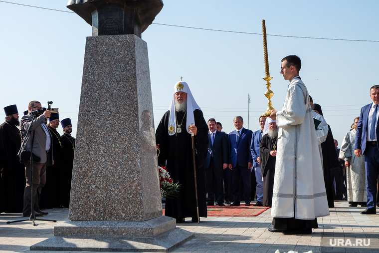 Игорь Холманских (справа за патриархом) ранее не был замечен на православных мероприятиях, но в пятницу в Курган приехал