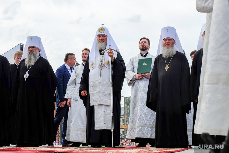 Визит патриарха Кирилла (в центре) не принес согласия в ряды верующих