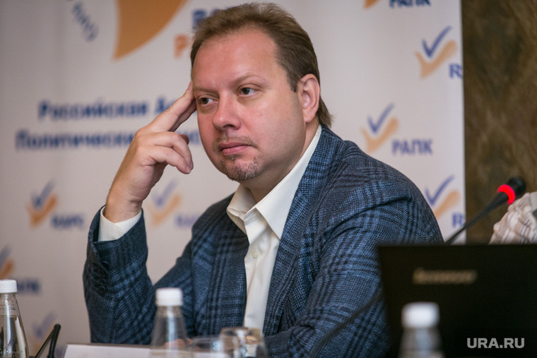 Политолог Олег Матвейчев утверждает, что все мошенники пытаются выглядеть политическими узниками