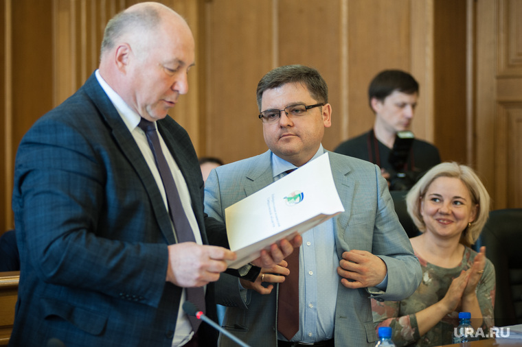 Председатель облизбиркома Валерий Чайников (слева) подтвердил, что ЕР проиграла Асбест
