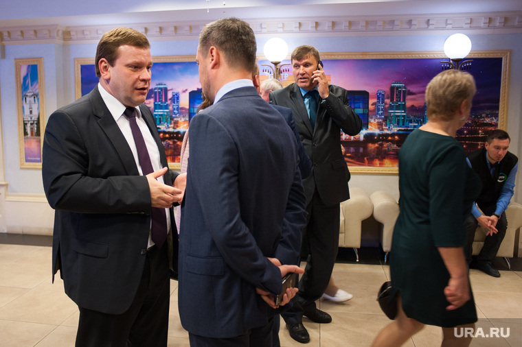 Бывших членов кабмина Дмитрия Ноженко (слева) и Дмитрия Нисковских (его собеседник) тоже были рады видеть на сегодняшнем торжестве