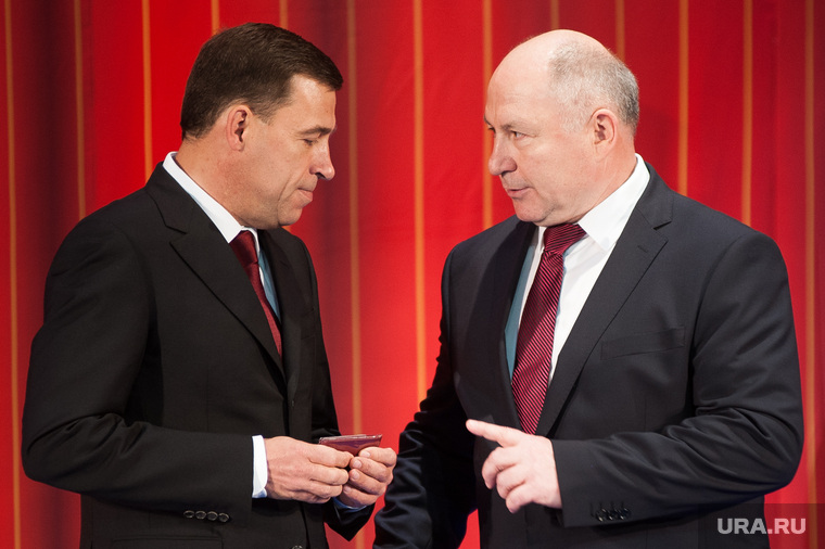 Глава облизбиркома Валерий Чайников (слева) вручил губернатору удостоверение
