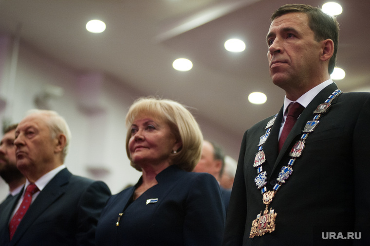 Знак губернатора на шею Евгения Куйвашева повесила Людмила Бабушкина — сегодня она в линзах, а не в очках