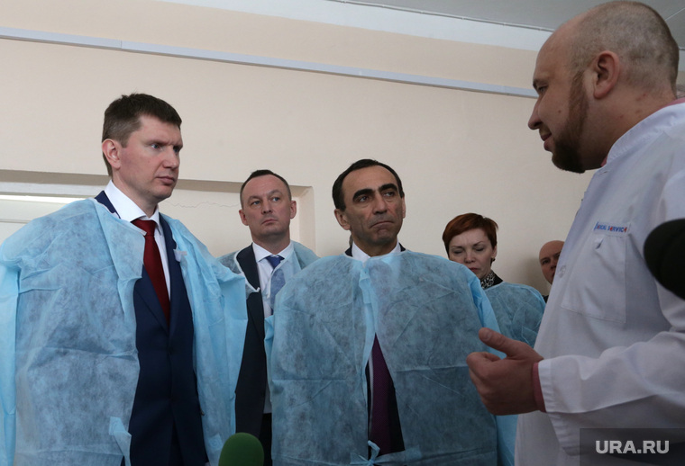 Максим Решетников (крайний слева) лично смотрел, как живут больницы на территориях, и дал добро на объединение