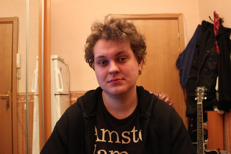 После критики Тинькова видеоблогер Юрий Хованский обнаружил сломанную дверь у себя в квартире