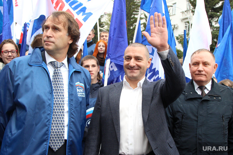 Сенатора Сергея Лисовского (слева), депутатов Александра Ильтякова (в центре) и Василия Шишкоедова ждет непростой разговор с аграриями