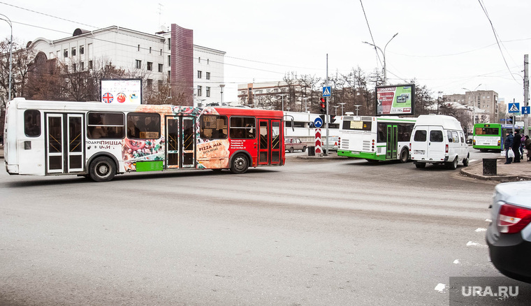 За право выпустить на линию один автобус с перевозчиков требуют 300 тысяч рублей