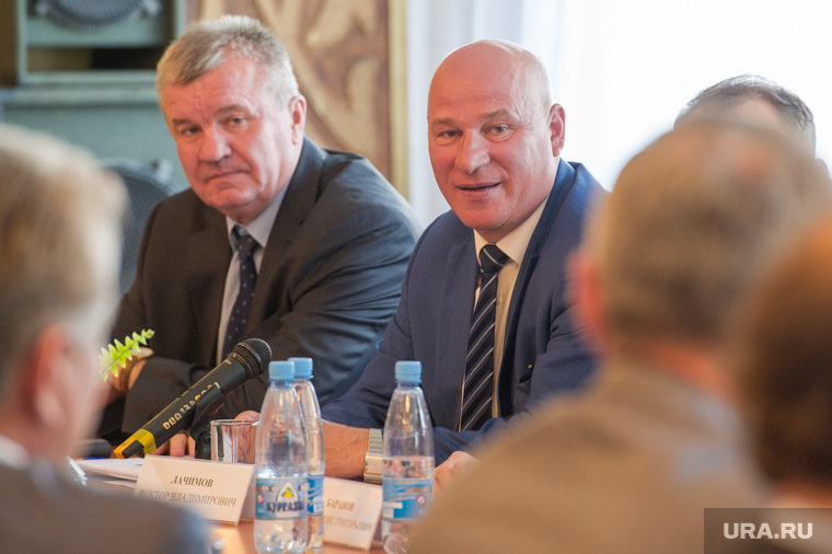 Виктор Лачимов (справа) получил почетный знак от губернатора. «За что?» — удивились тавдинские депутаты