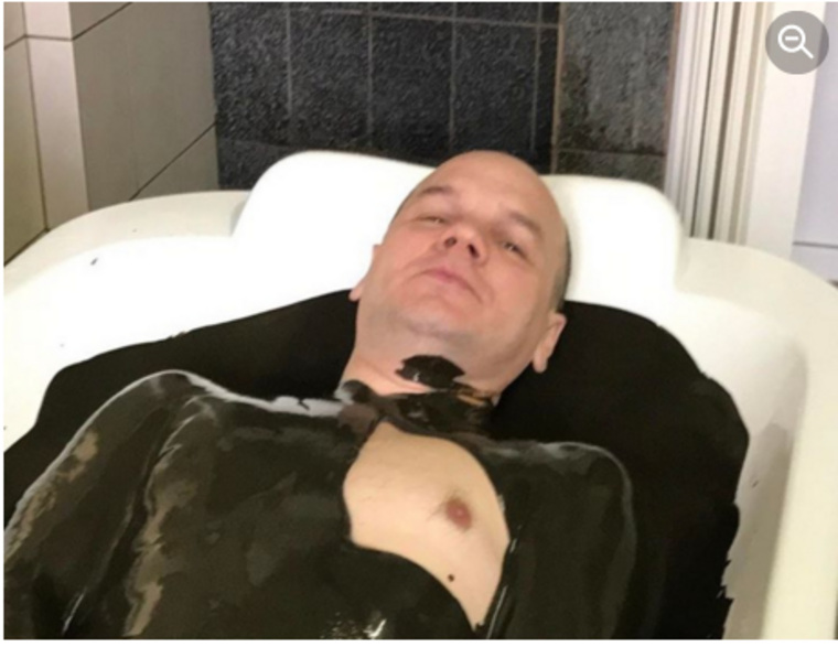 Глава Излучинска Алексей Кудрик искупался в ванне, заполненной черной жижей, похожей на нефть