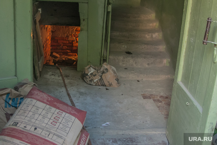 Дом на Красина, 80 в Кургане все же начали ремонтировать, несмотря на накопленные долги