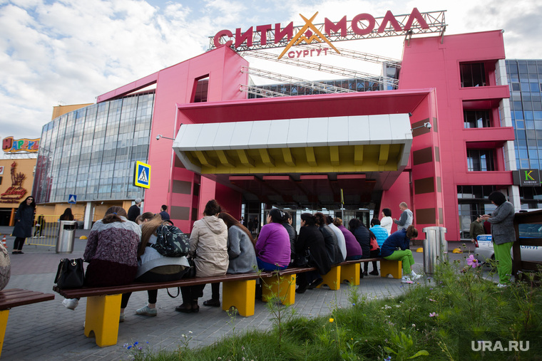 За покупками в огромный «Сити Молл» стекаются жители всей «тюменской матрешки»