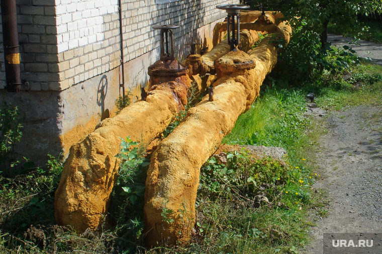 Такие трубы во дворах Красноуральска — привычное дело и хорошая причина для обоснований того, почему невозможно платить ресурсникам за тепло, воду и электроэнергию