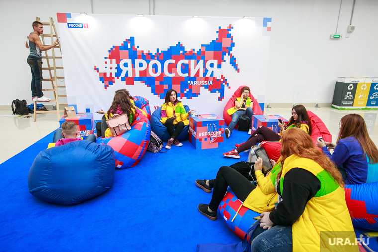 Главный инструмент фестиваля — смартфон. Международная дружба закрепляется в Facebook (деятельность запрещена в РФ)