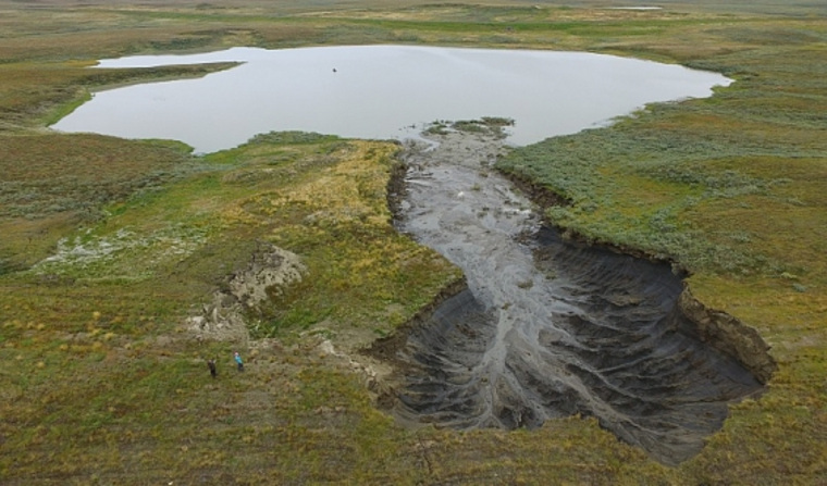 Воронки от взрывов от выбросов газа заполняются водой и превращаются в озера, которые покрывают весь Ямал